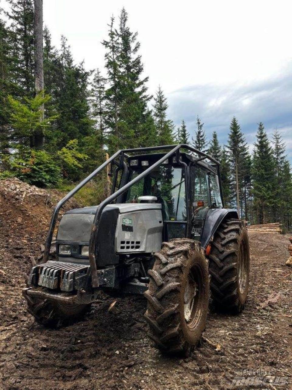 Valtra 6550 Traktor med skogsutstyr