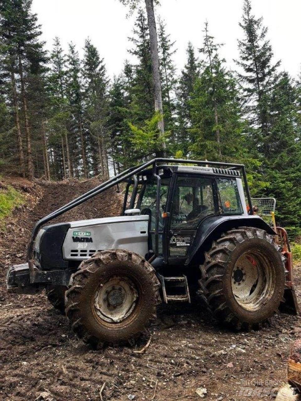 Valtra 6550 Traktor med skogsutstyr