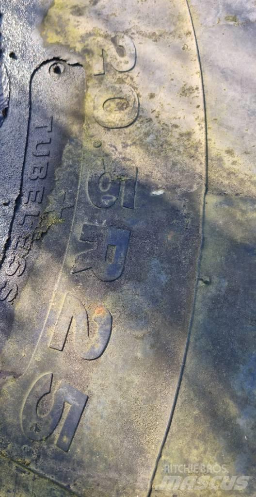  Dæk og fælg Case 721 Hjullastere