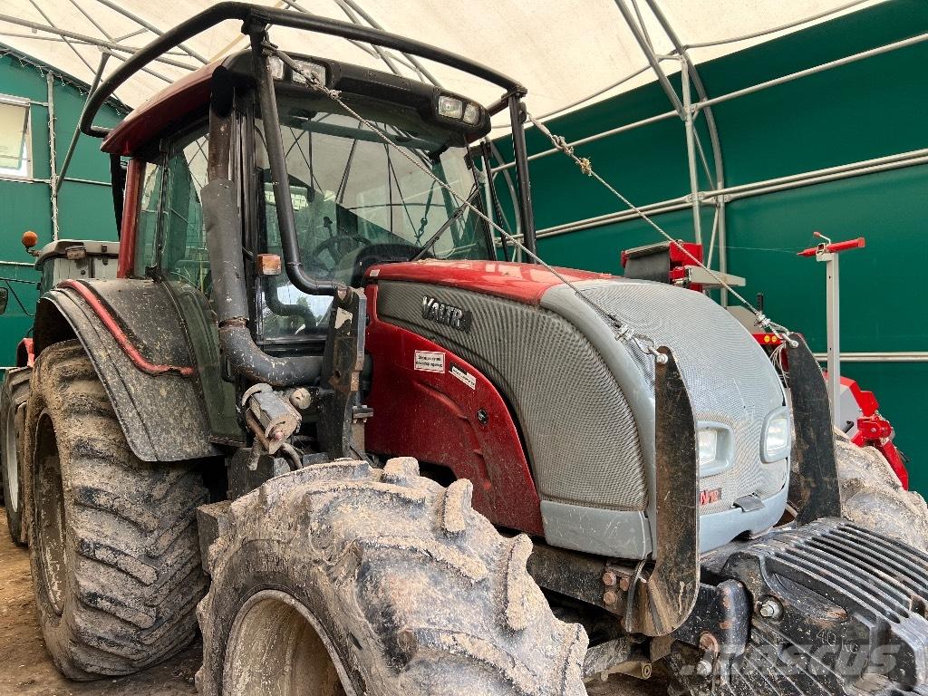 Valtra N 121 Traktor med skogsutstyr
