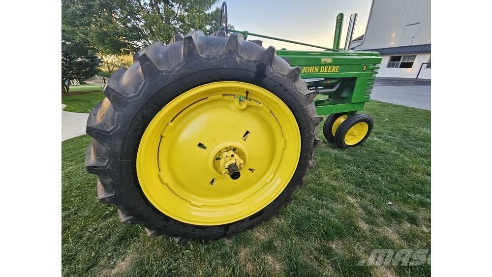 John Deere B Gravemaskiner