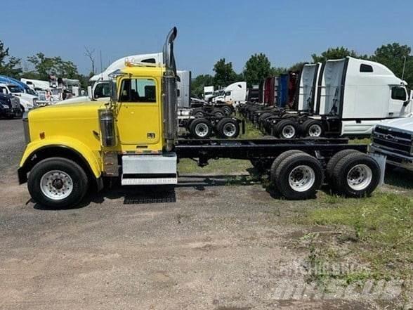 Freightliner FLD120 Chassis
