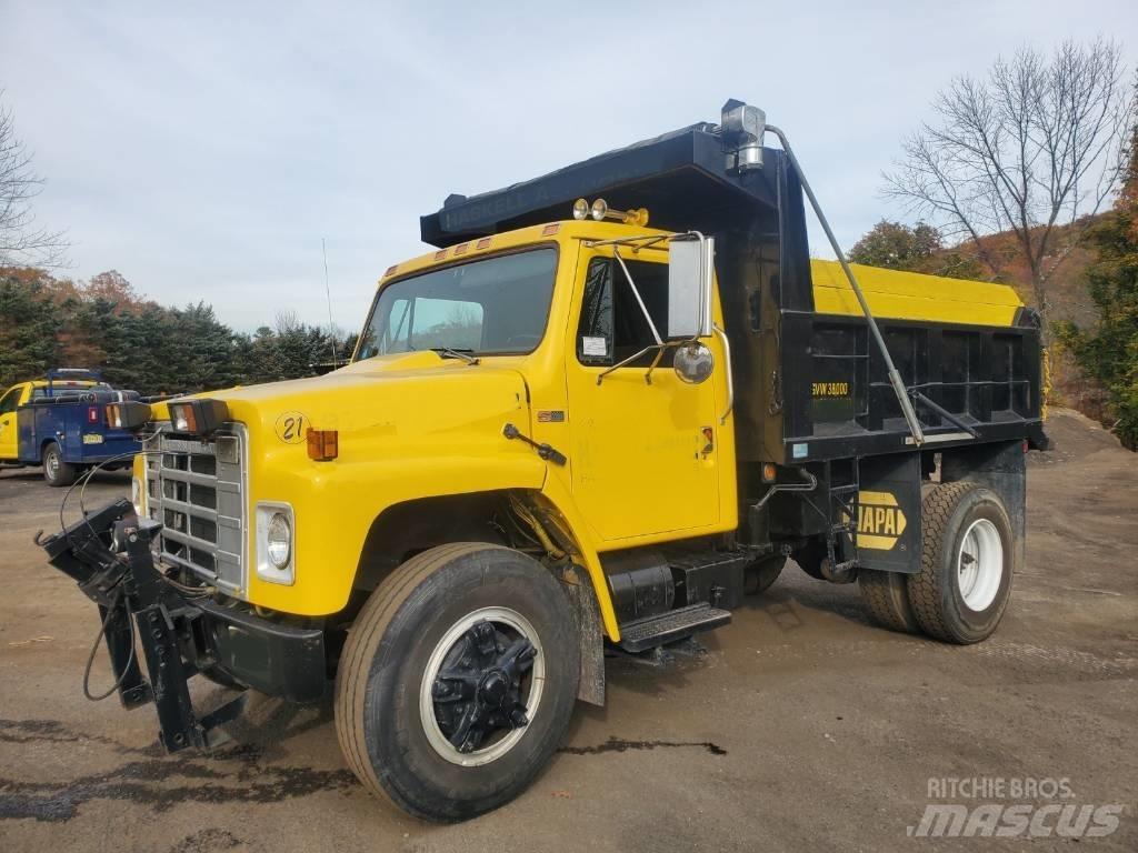International 1752 Tippbil