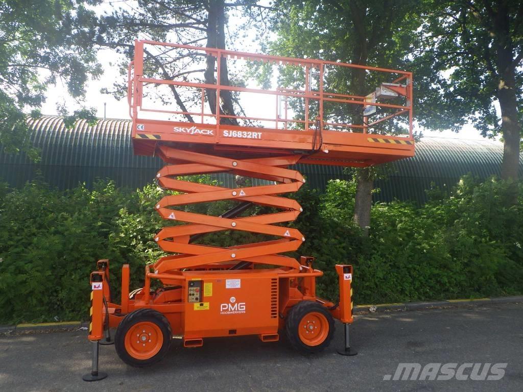 SkyJack SJ6832RT Sakselifter