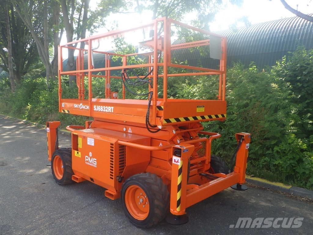 SkyJack SJ6832RT Sakselifter