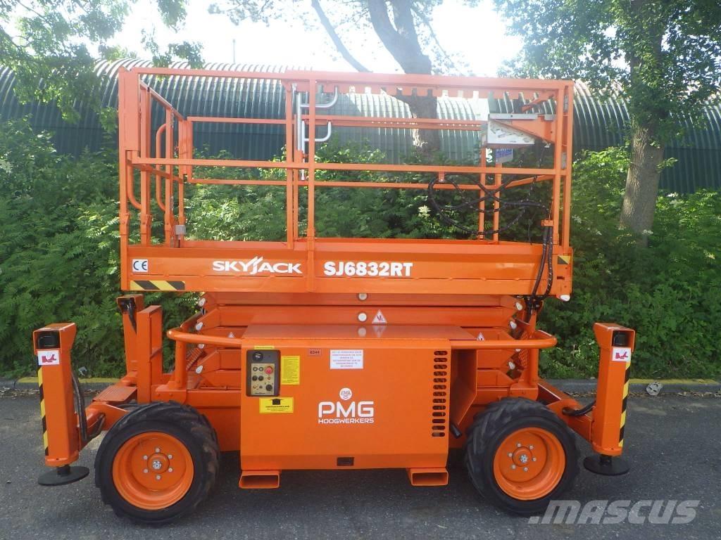 SkyJack SJ6832RT Sakselifter