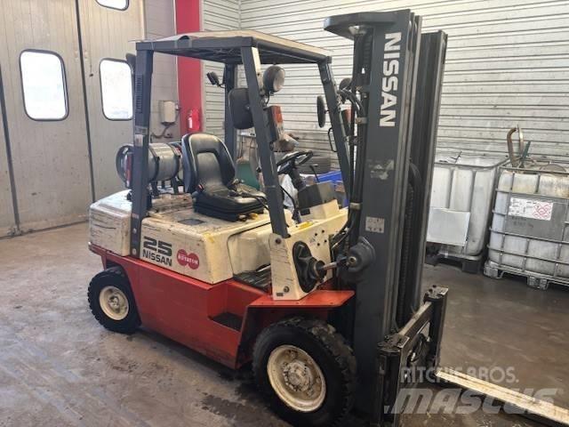 Nissan UJ02 A 25 U Propan trucker