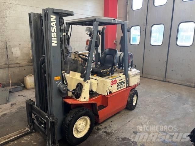 Nissan UJ02 A 25 U Propan trucker
