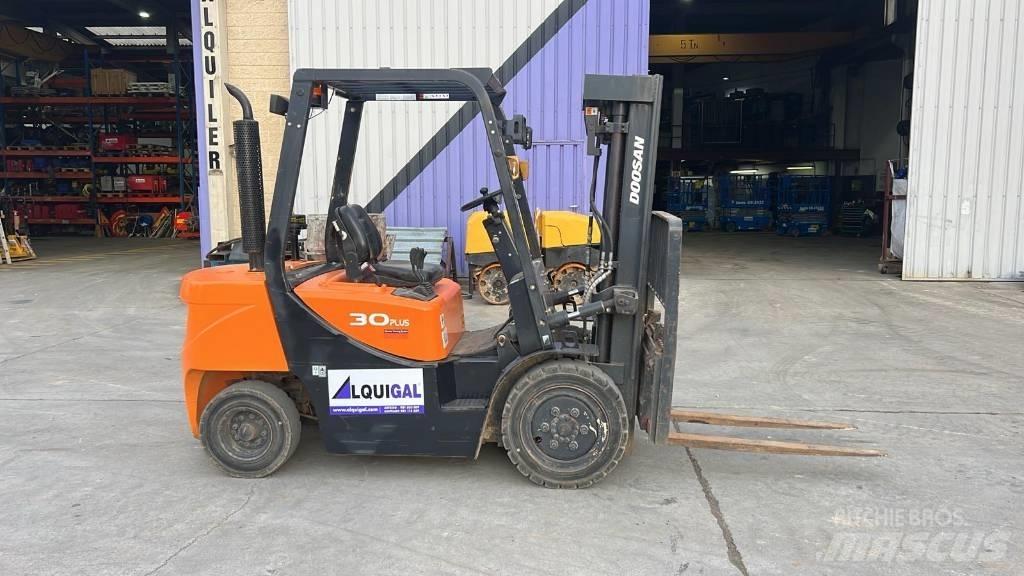 Doosan D 30 G Diesel Trucker