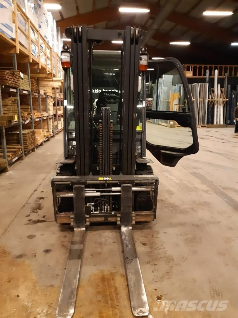 Toyota 02-8FDF30 Diesel Trucker