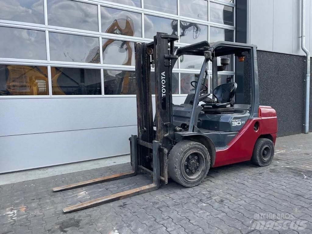Toyota 02-8DF30 Gaffeltrucker - Annet