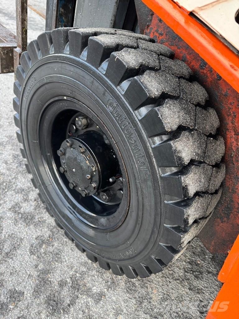 Nissan 25 Propan trucker