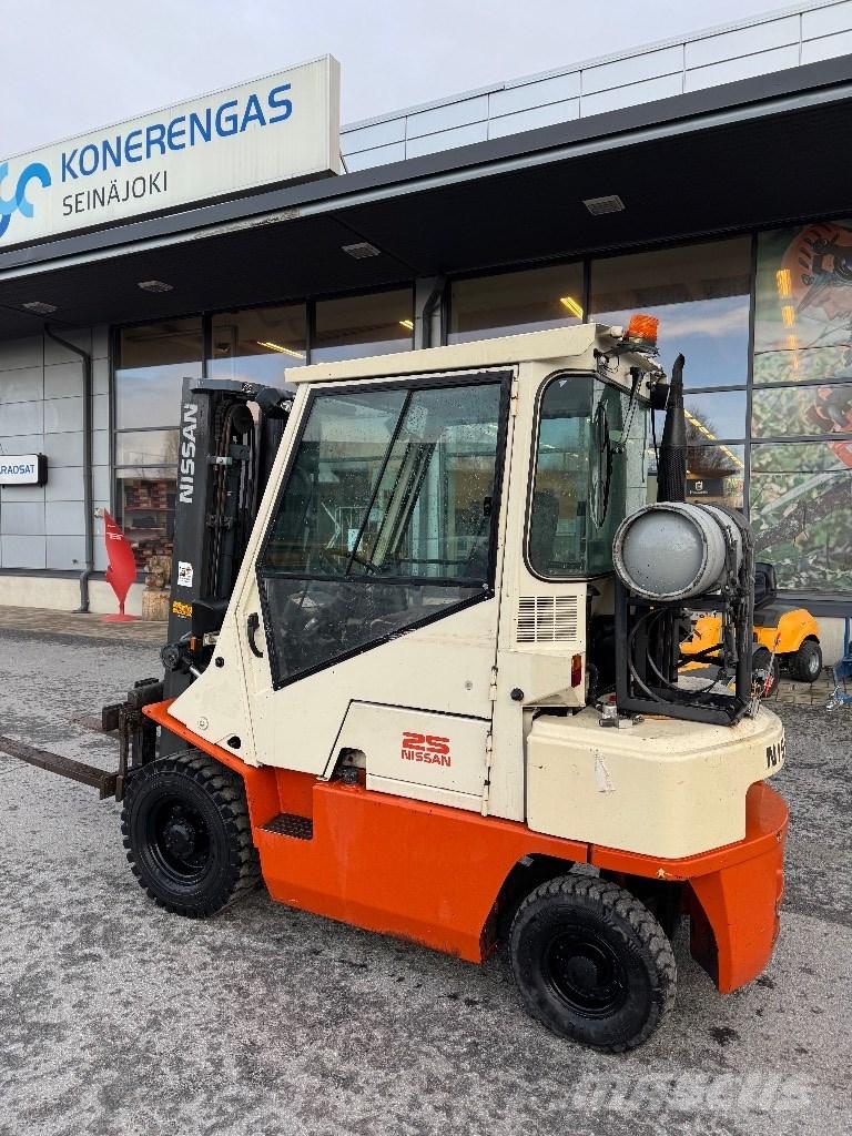 Nissan 25 Propan trucker