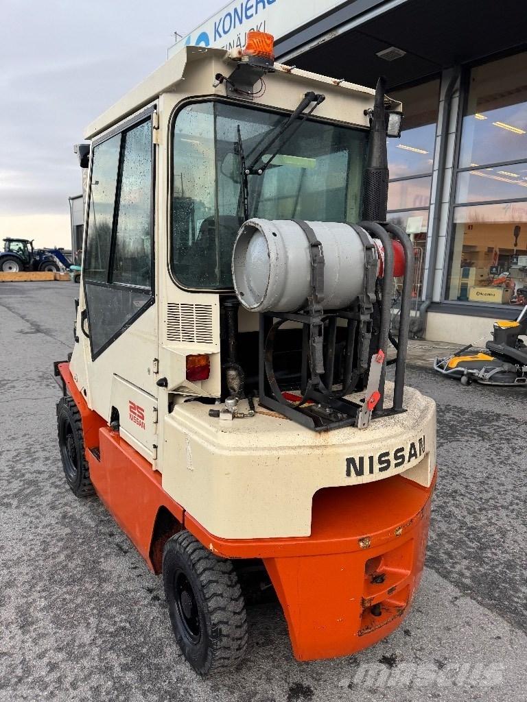 Nissan 25 Propan trucker