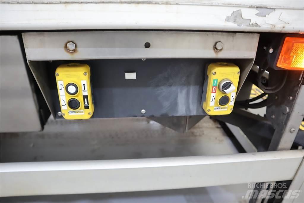 Scania P250 Fryse containere