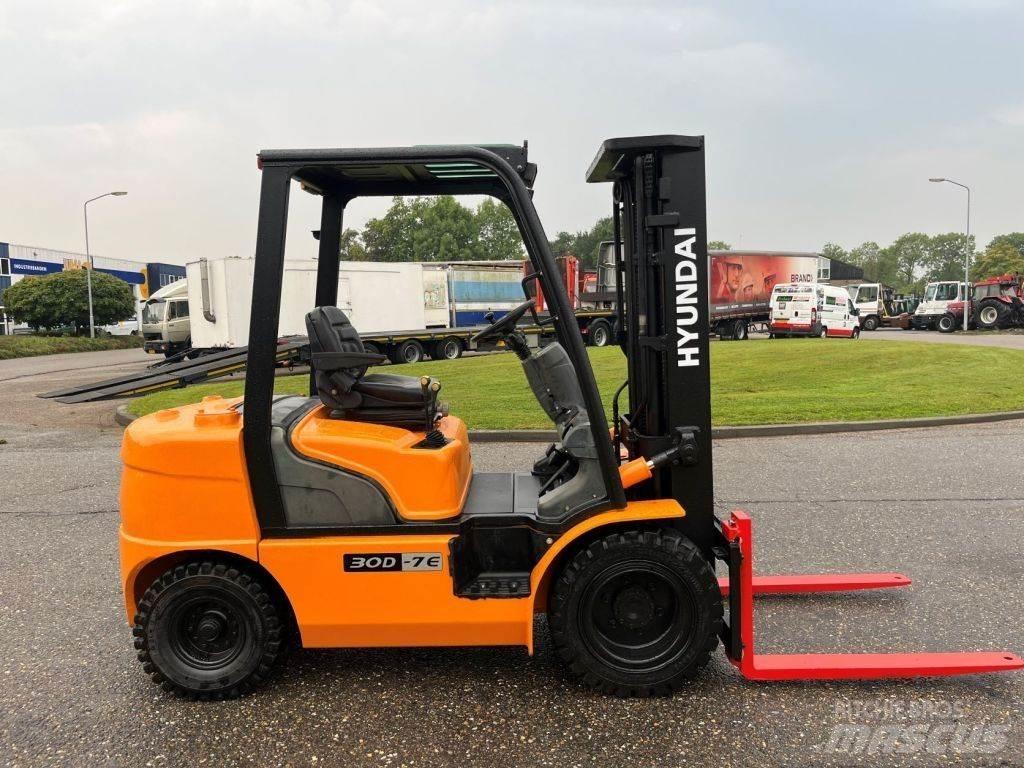 Hyundai 30D-7E Diesel Trucker