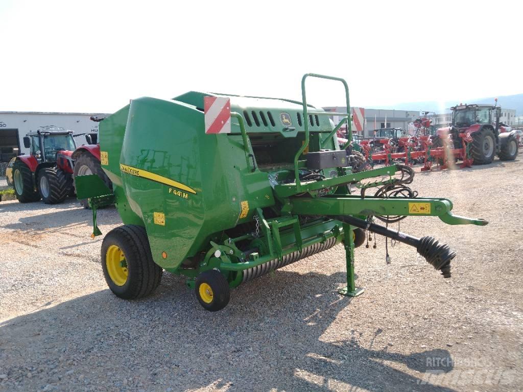 John Deere F441M Rundballepresser