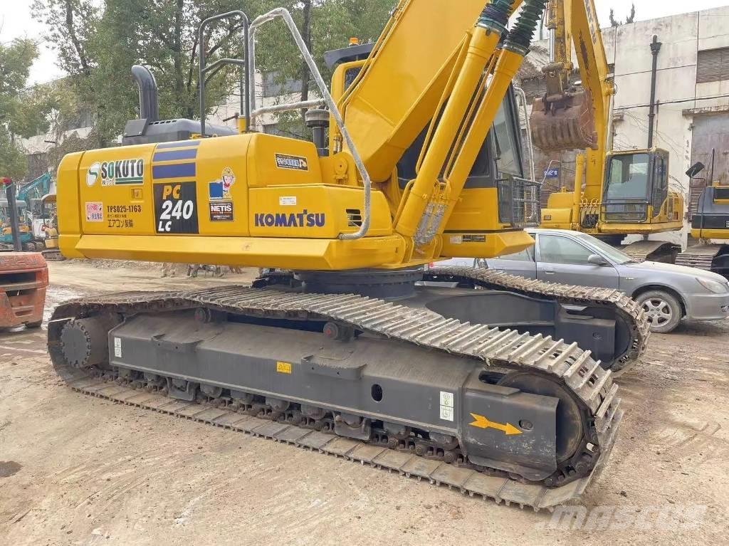 Komatsu PC240-8 Beltegraver
