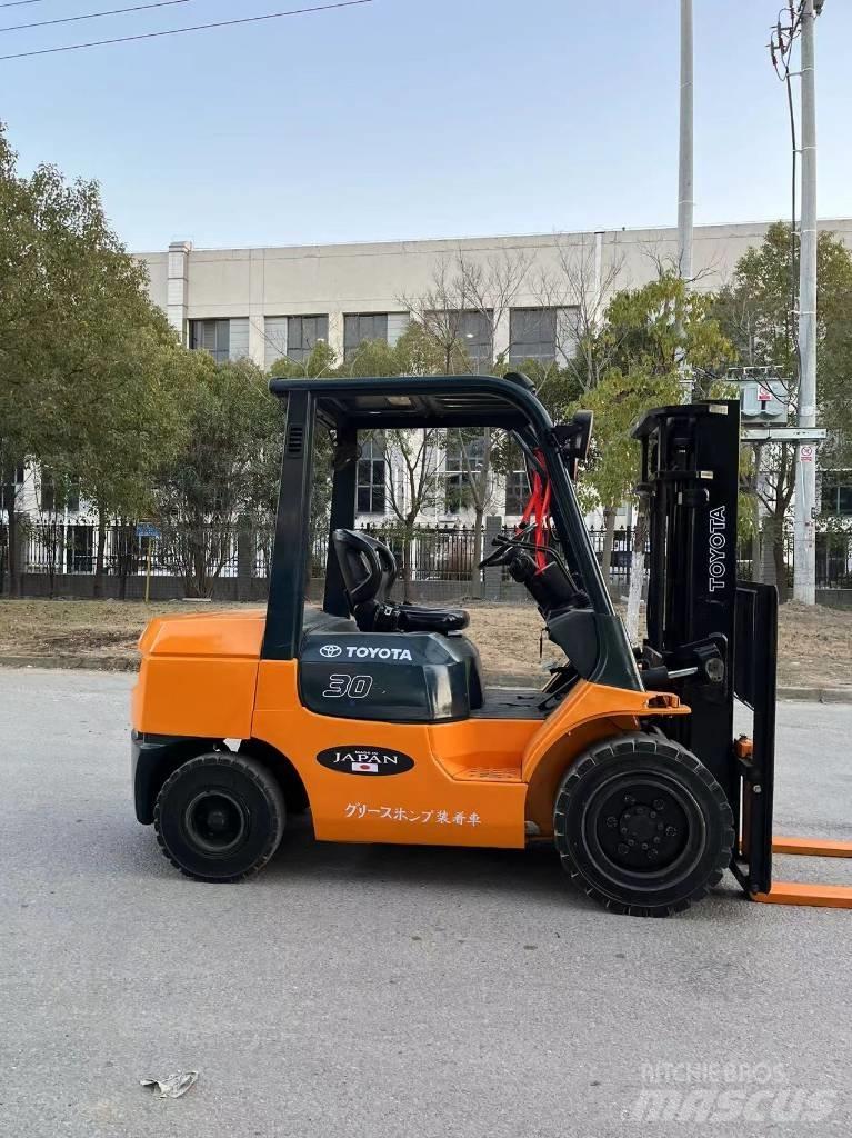 Toyota 7 FDN 30 Diesel Trucker