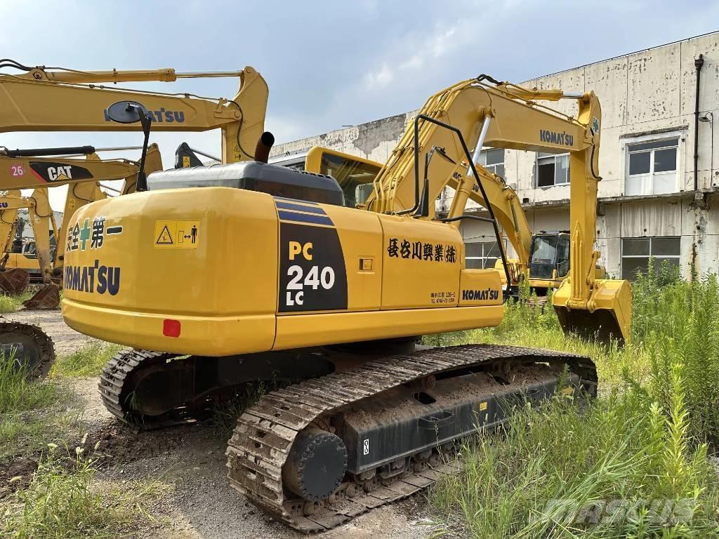 Komatsu PC240-8 Beltegraver