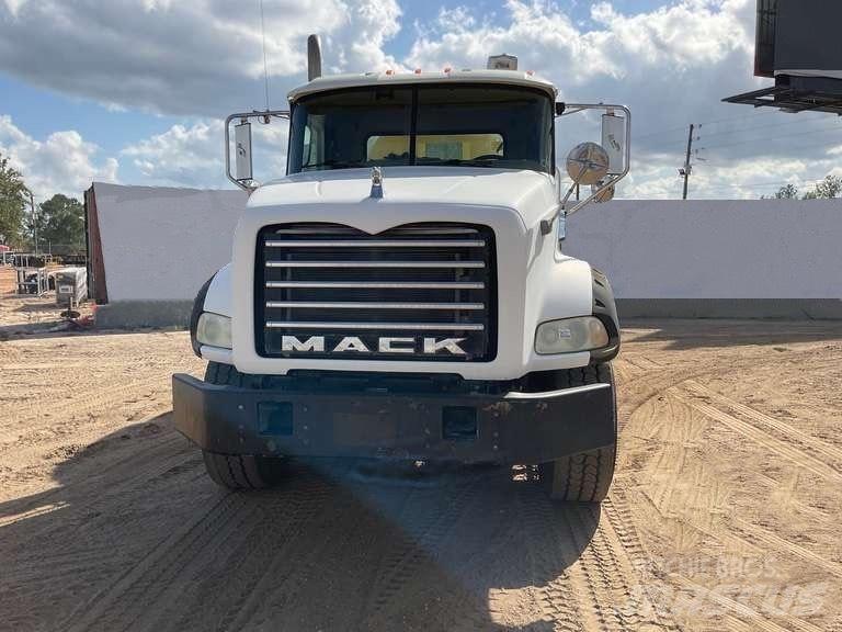 Mack CTP 713 B Andre lastebiler