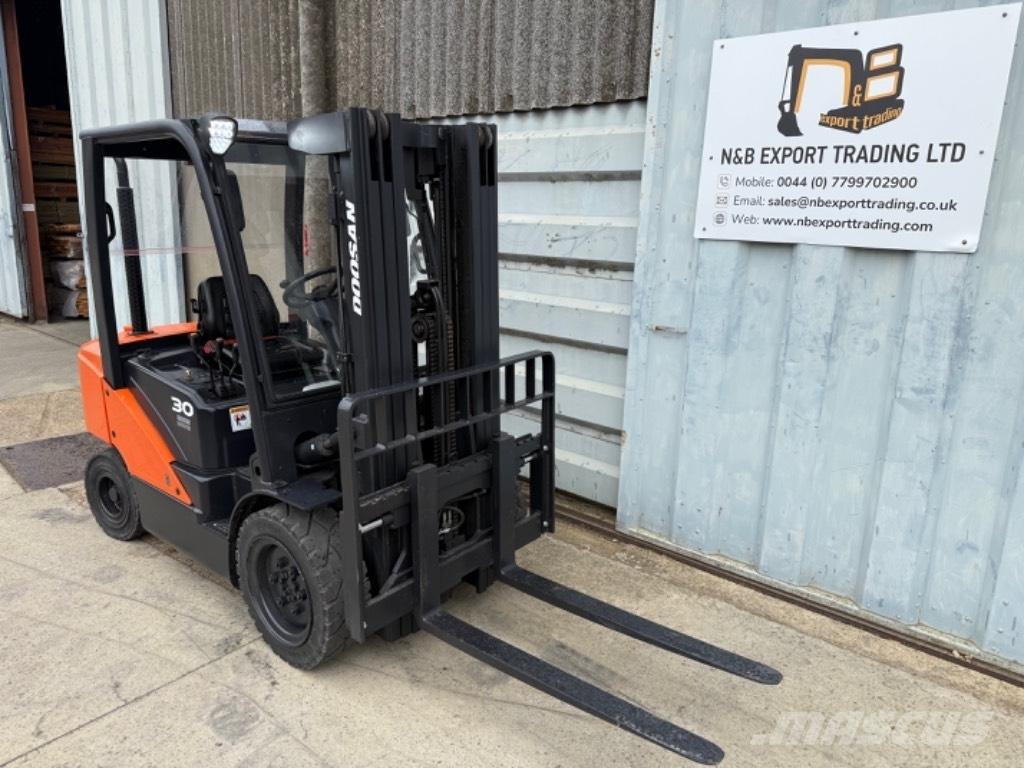 Doosan D 30 Diesel Trucker
