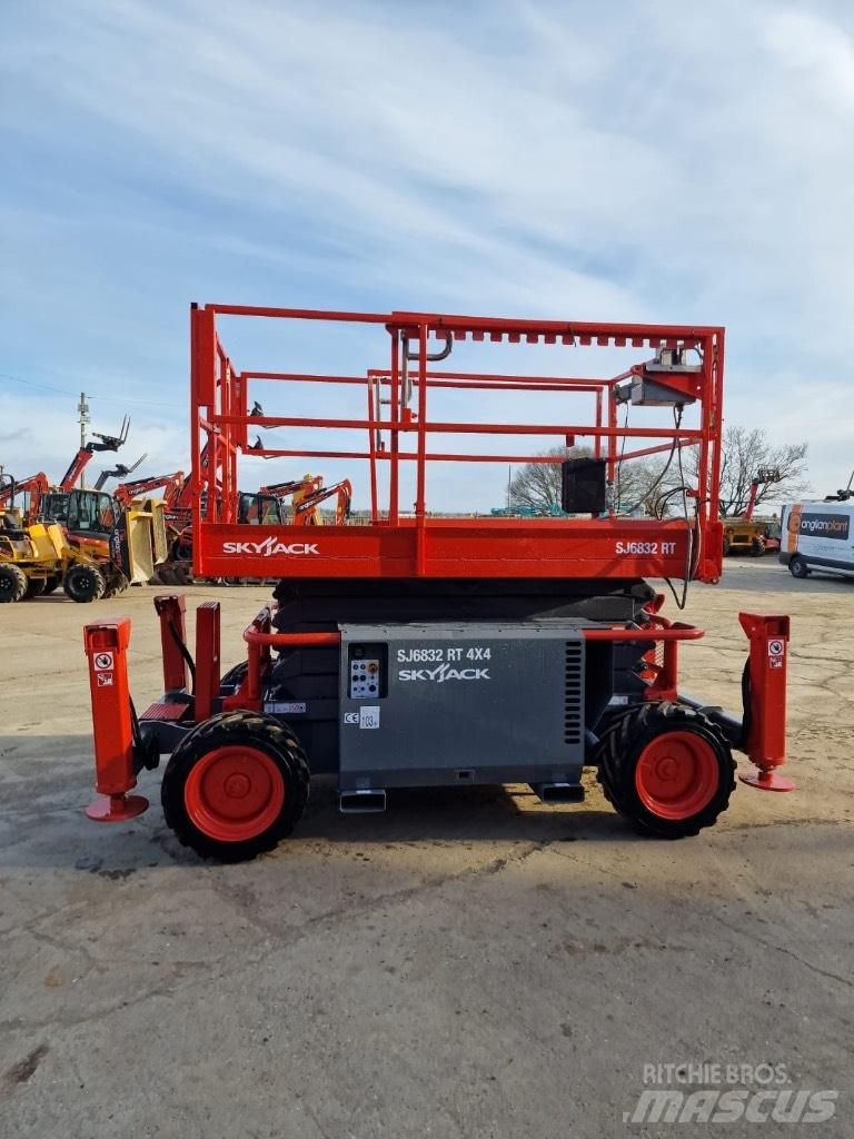 SkyJack SJ 6832 RT Sakselifter