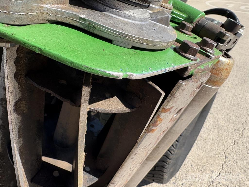 John Deere 7700A Gå-bak gressklippere