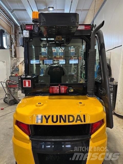 Hyundai 35 DA-9 Diesel Trucker