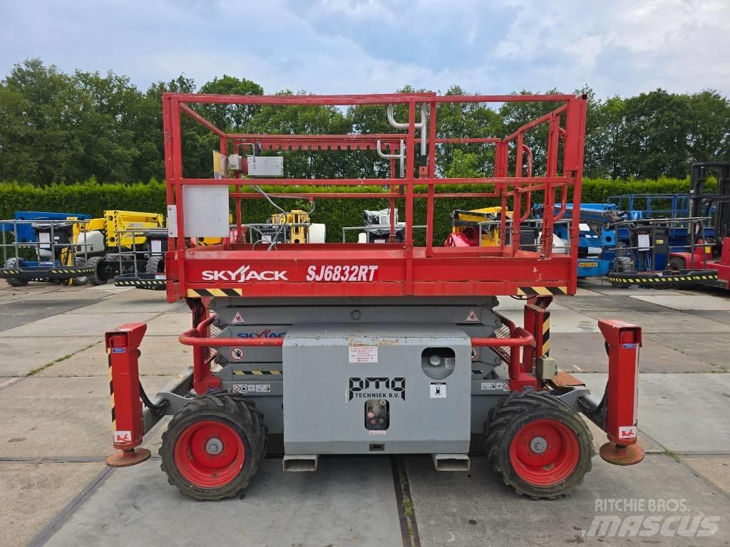 SkyJack SJ 6832 RT Sakselifter