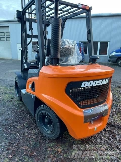Doosan D30NXS Diesel Trucker