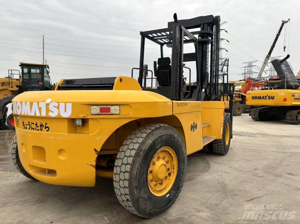 Komatsu FD200 Teleskoplastere