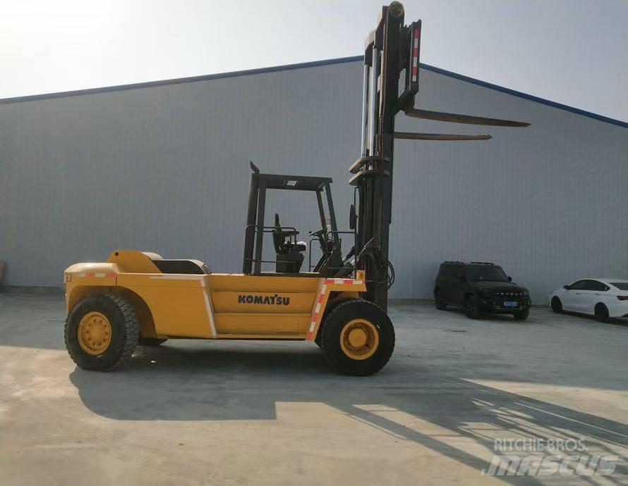 Komatsu FD200 Teleskoplastere