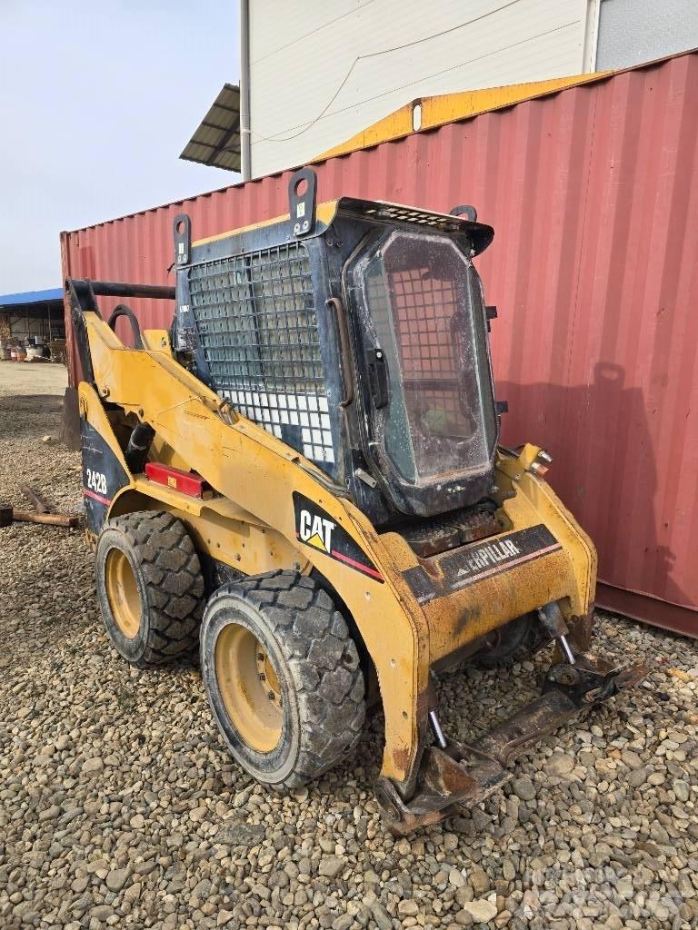 CAT 242 B Kompaktlastere
