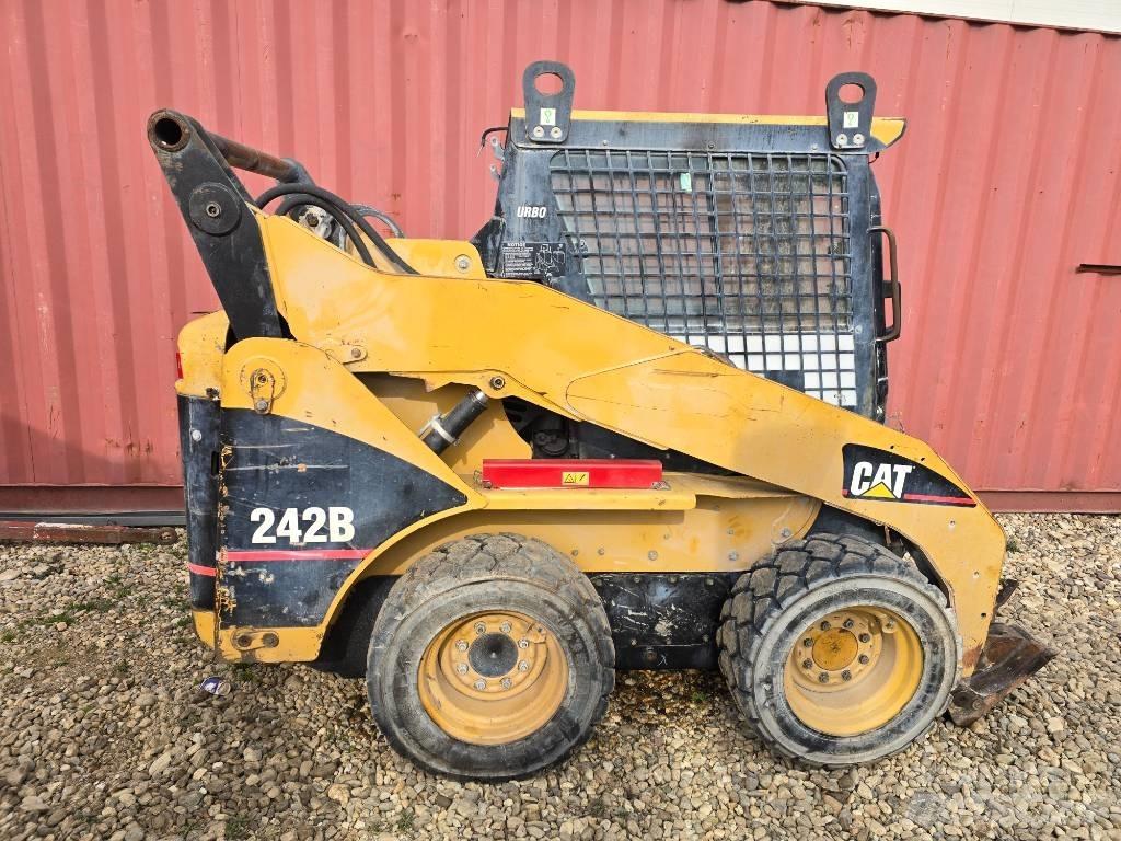 CAT 242 B Kompaktlastere