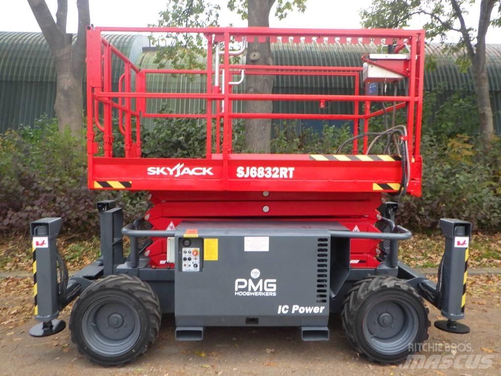 SkyJack SJ6832RT Sakselifter