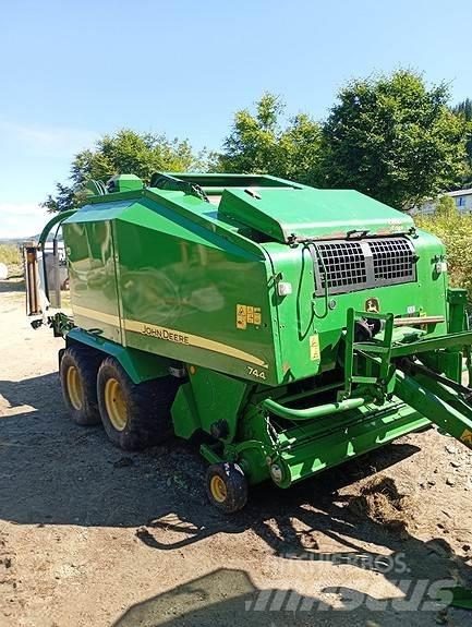 John Deere 744 Rundballepresser