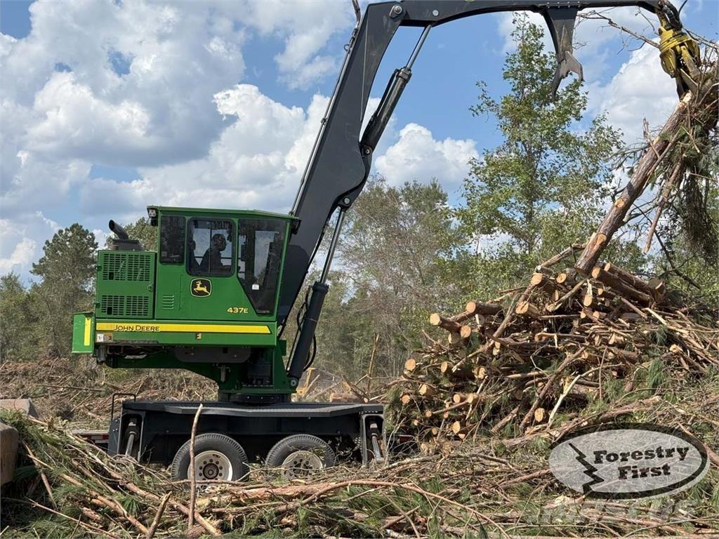John Deere 437E Knuckleboom lastere