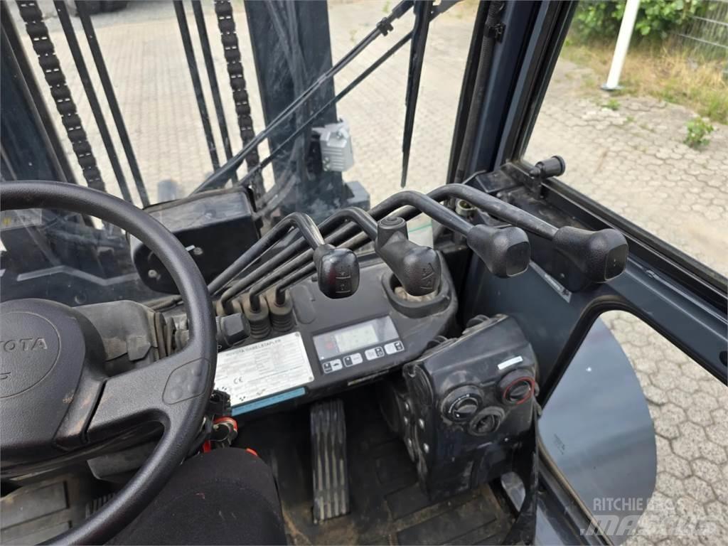 Toyota 8FD70F Diesel Trucker