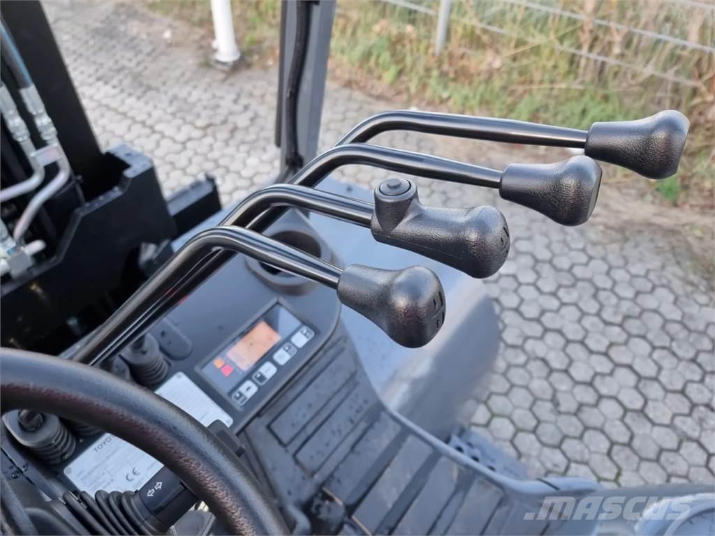 Toyota 8FD70F Diesel Trucker