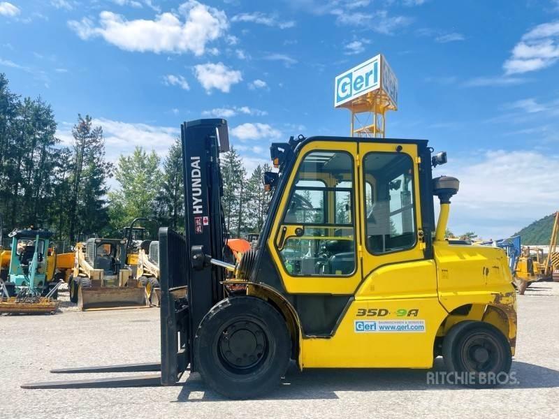 Hyundai 35D-9A Diesel Trucker