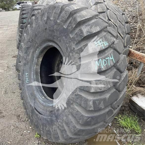 Titan 23.5x25 Dekk, hjul og felger
