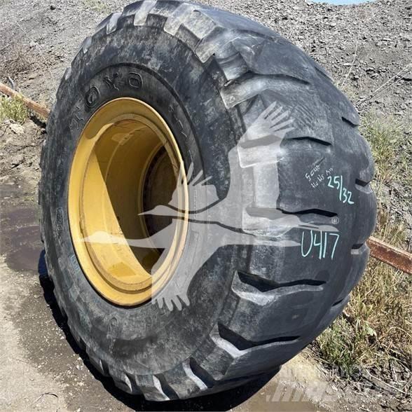 Toyo 35/65x33 Dekk, hjul og felger