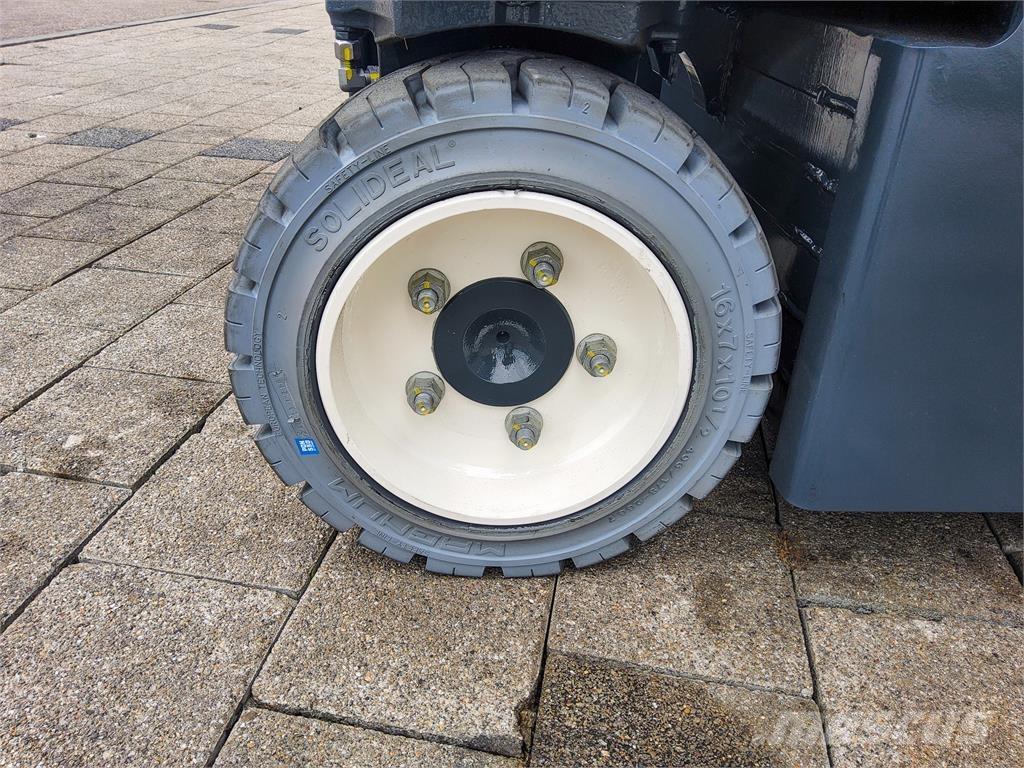 Combilift CBE 3000 4-veis truck