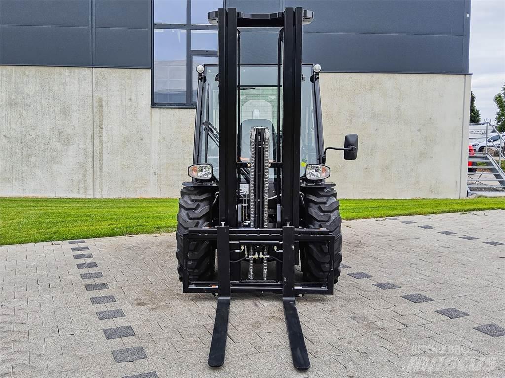 Manitou MC 30-4 Terrenggående gaffeltruck