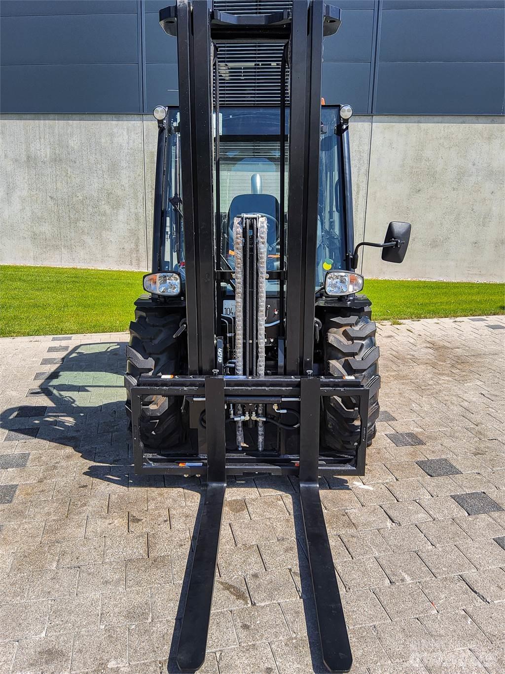 Manitou MC 30-4 Terrenggående gaffeltruck