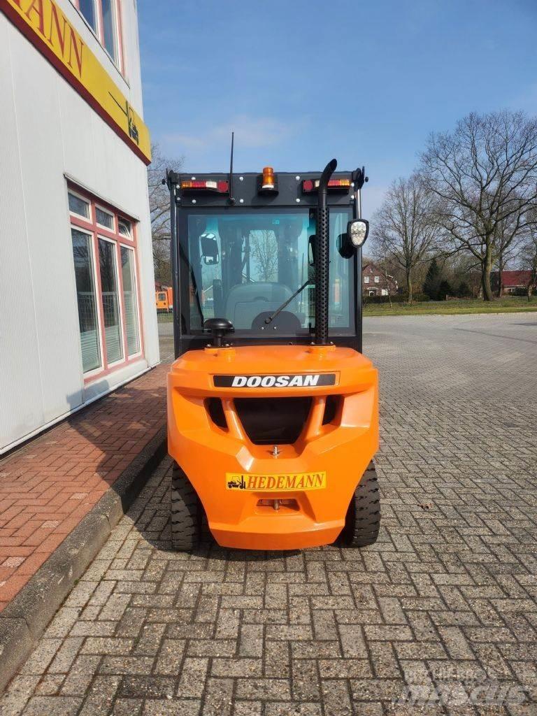 Doosan D30S-7 Diesel Trucker