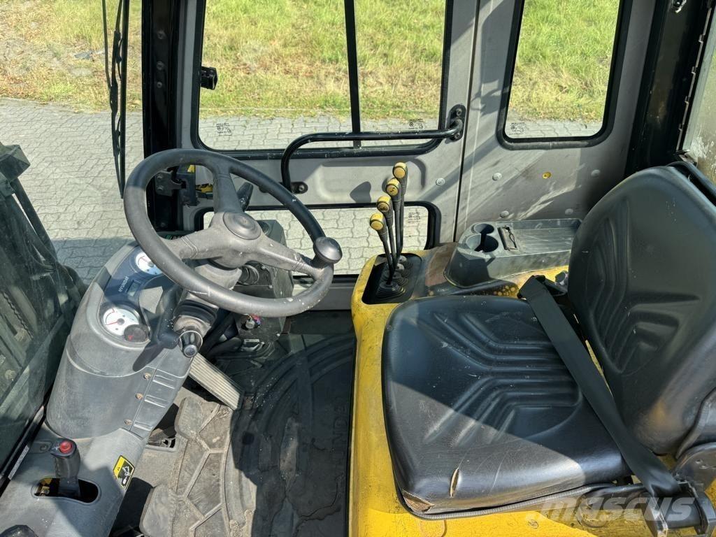 Hyundai 33D-7E Diesel Trucker