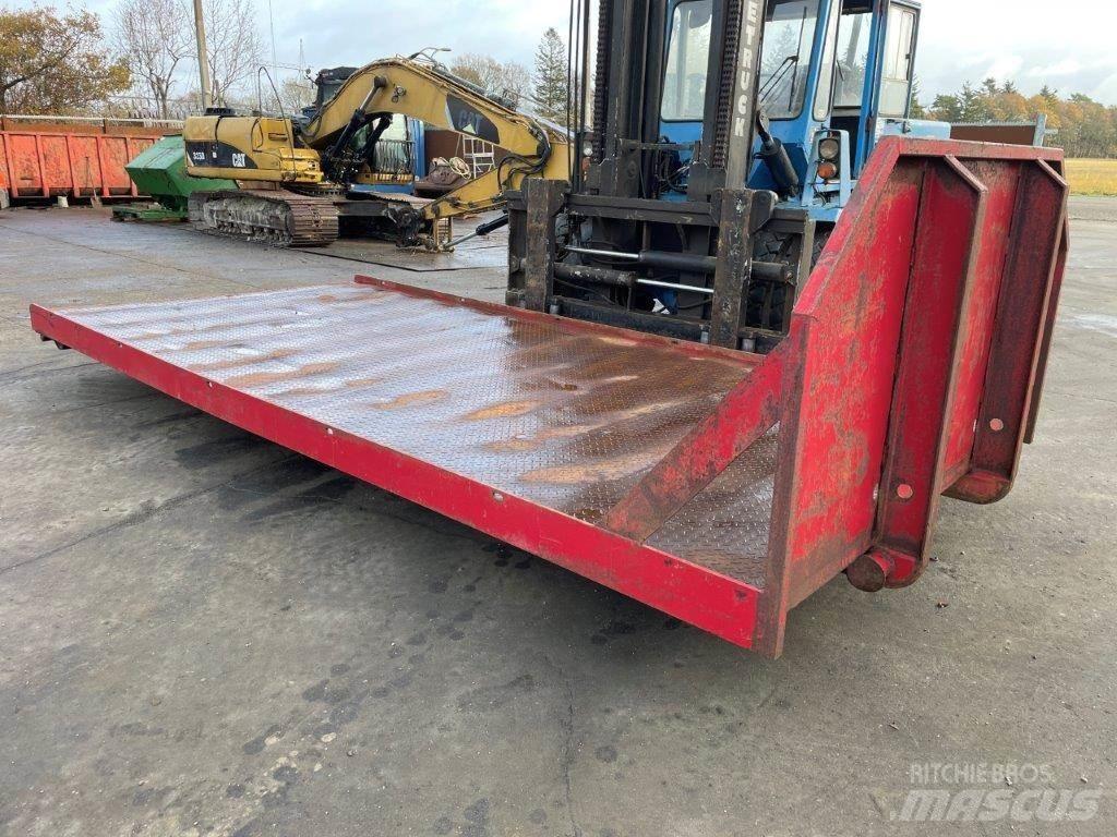  Maskintrailer med wirehejs Brønnhenger semi