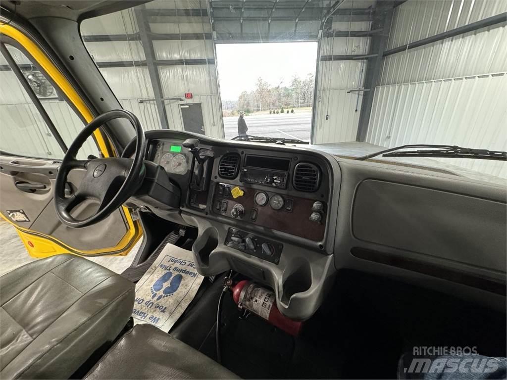 Freightliner M2106 Skapbiler